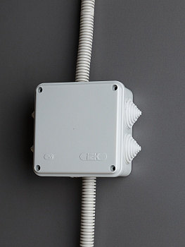 Коробка КМ41233 распаячная для о/п 100х100х50мм IP44 (RAL7035, 6 гермовводов)